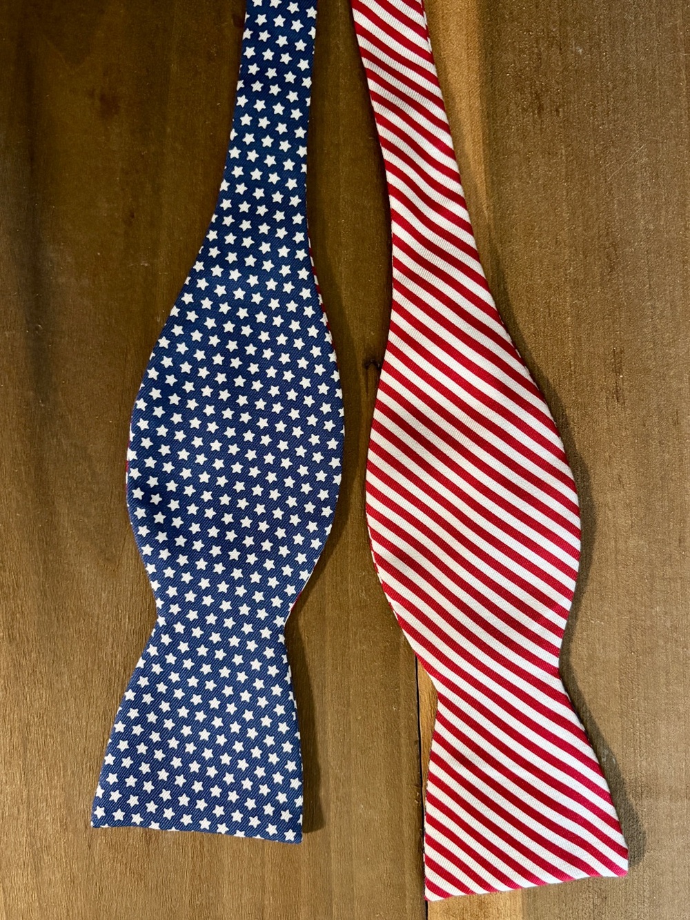 🌺 RARE Vineyard Vines Red & Blue Stars and Stripes Self-Tie 100% Silk Bow Tie